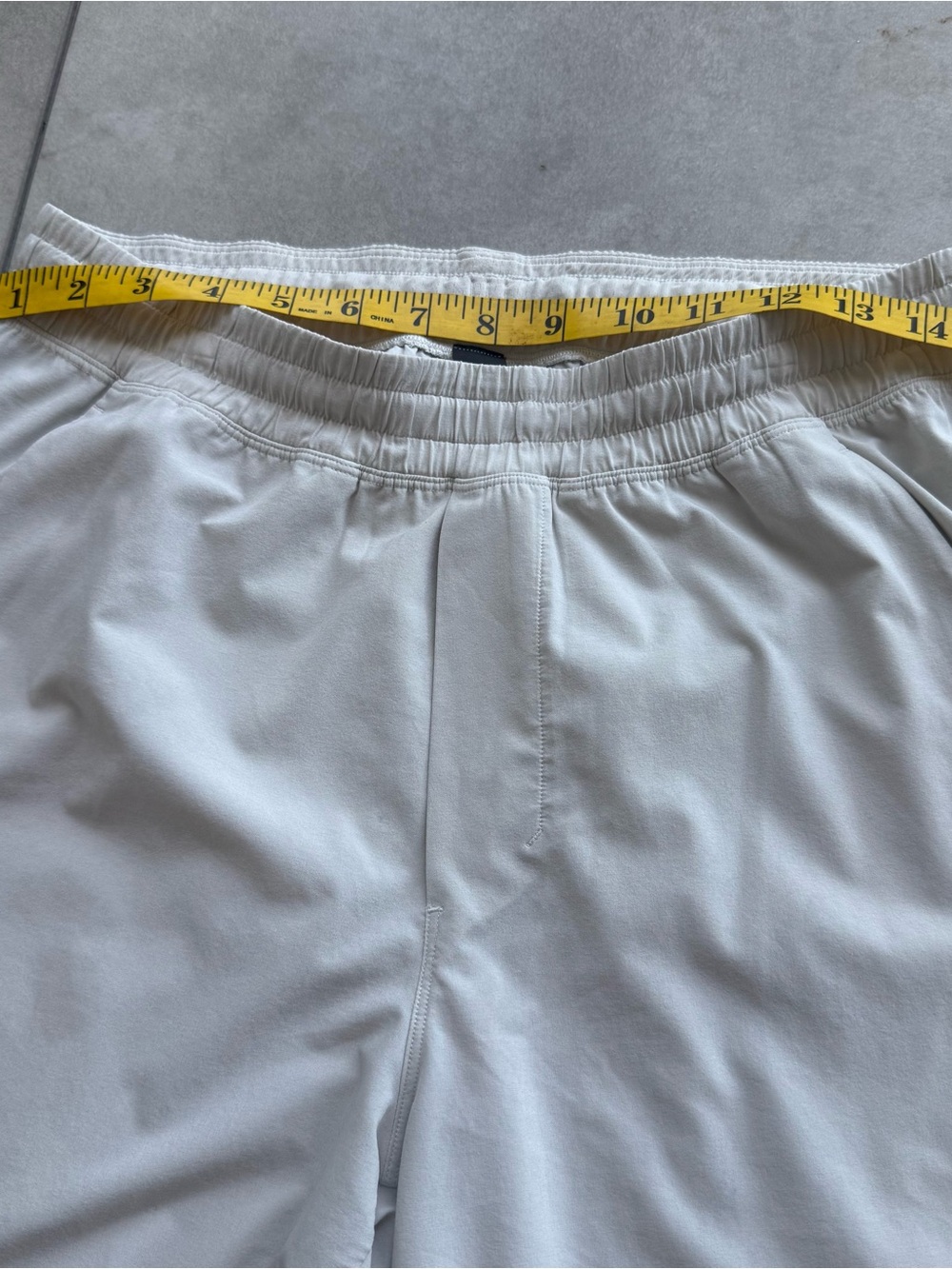 Lululemon men’s shorts medium light beige elastic waist zipper logo pull on - Picture 4 of 8